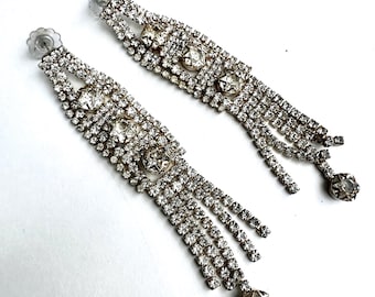 Vintage oorbellen met strasssteentjes: bruidssieraden in Art Deco-stijl uit de tijd van de Gatsby-films.