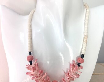Collar vintage de concha de puka rosa: coral y heishi, joyería bohemia de los años 60