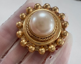 Vintage French Jacky de G 1980s gold and white pearl round  brooch designer jewel, gift for woman. Signed. From France