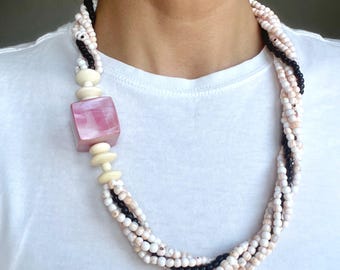 Collar vintage de concha de reina Chuny con perlas: joyería bohemia multihebra hecha a mano