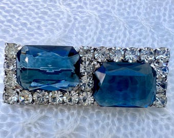 Broche Vintage Art Nouveau Fleurie Avec Strass Blancs Et Bleus - Métal Argenté - Ancien