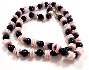 Collar vintage de concha marina: joyería con cuentas de vidrio negro y conchas marinas rosas.