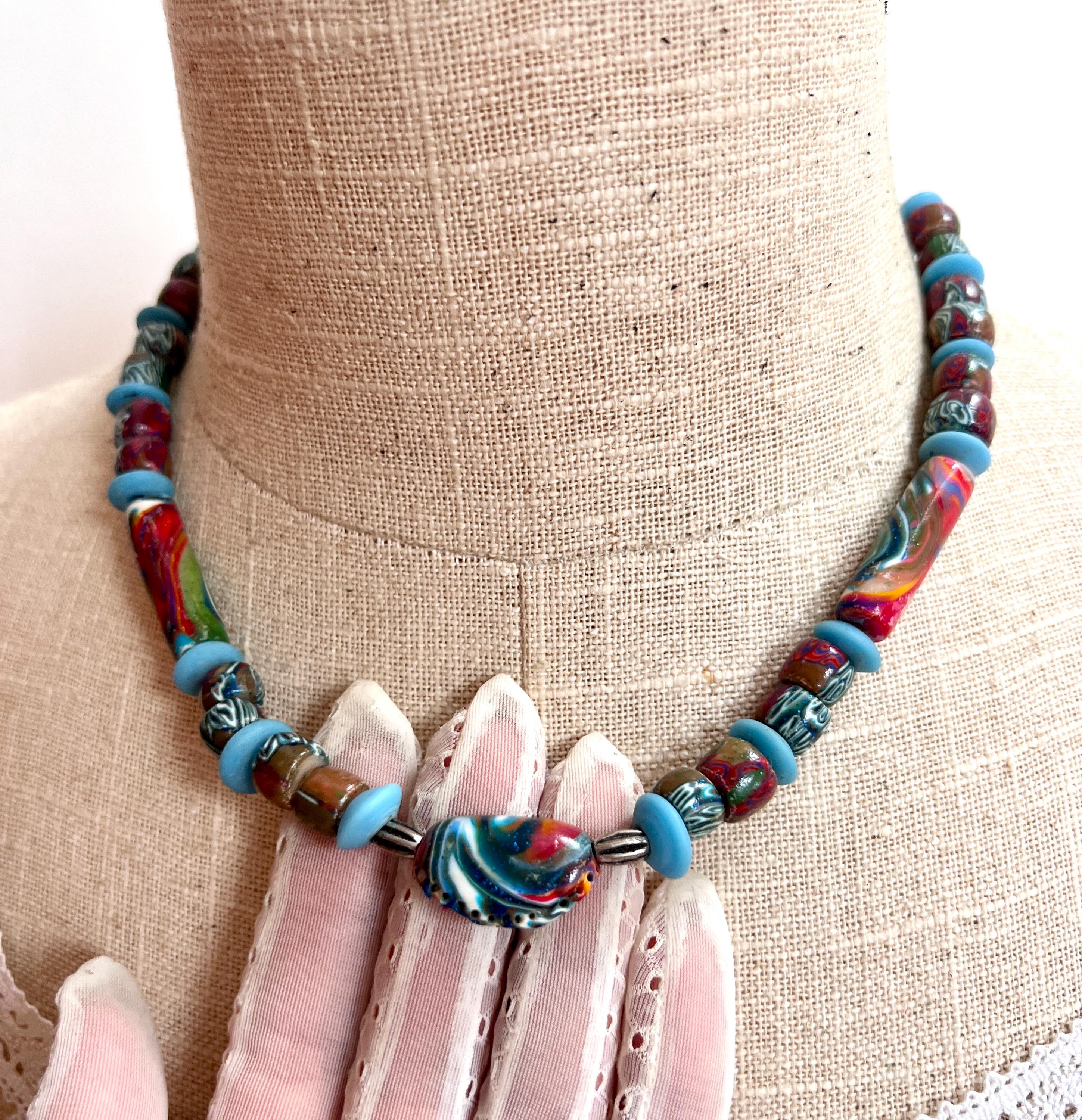Collier Ethnique En Pâte De Verre Et Terre Cuite – Couleurs Bleu, Terre, Blanc – Occasion Bon état