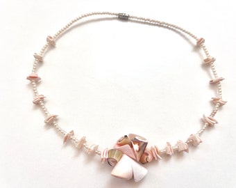 Collar vintage de perlas y concha rosa: joyería bohemia hecha a mano de los años 60.