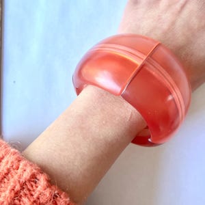 Bracelet jonc large vintage en résine, plastique, grande taille, couleur pêche, années 1990
