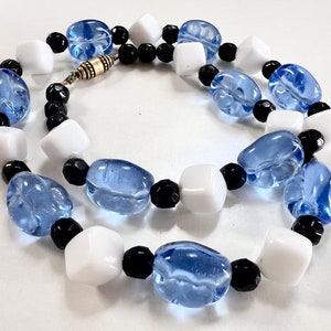 Colar vintage de contas de vidro de arte tcheca azul, colar de vidro azul, branco e preto dos anos 1960