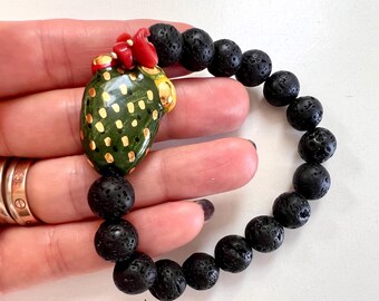 Pulsera de piedra de lava negra: Cactus y coral de cerámica hechos a mano.