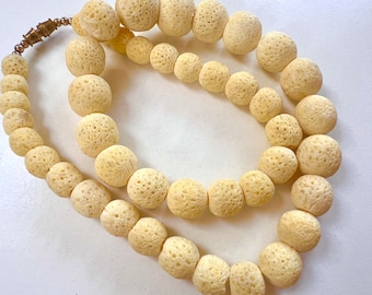 Collana vintage in perle di corallo giallo spugnoso autentico con chiusura a barilotto in bronzo