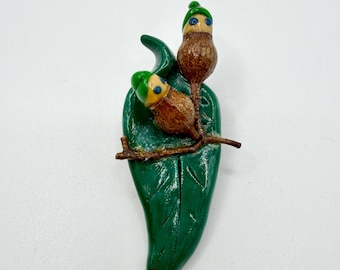 Broche vintage artesanal de hoja de eucalipto / Cuero y nueces / Joyería unisex