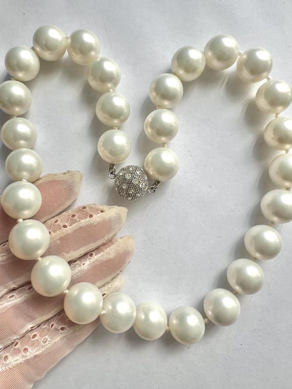Collier lin artisanal perle en métal martelé élégant, délicat