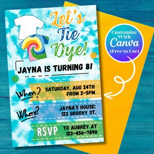 Op de afbeelding: Een kleurrijke tie-dye-partij uitnodiging met de tekst "Let's Tie Dye!" en "Jayna wordt 8!" De uitnodiging bevat details over het feest, inclusief de datum, tijd en locatie. Het bevat ook een notitie om RSVP te sturen naar Aubrey op 123-456-7890.