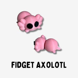 Op de afbeelding: Roze axolotl fidget-speelgoed met zwarte ogen. Het speelgoed wordt in twee poses getoond, een met zijn poten uitgestrekt en de andere met zijn poten ingetrokken. Het speelgoed is gemaakt van zacht, squishy materiaal.