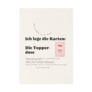 Può includere: Canovaccio da cucina bianco sporco con testo nero e illustrazione rosa di contenitori Tupperware. Il testo include "Tarot & Magie in der Küche" e "Ich lege die Karten: Die Tupperdose". Il canovaccio è rettangolare.