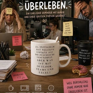 Könnte beinhalten: Ein weißer Keramikbecher mit schwarzem Aufdruck: JA, INSTAGRAM HAT NEGATIVE EFFEKTE AUF DIE PSYCHISCHE GESUNDHEIT. ABER WAS IST MIT OUTLOOK, TEAMS UND EXCEL? Der Becher steht auf einem Schreibtisch aus Holz neben verschiedenen Büroartikeln.