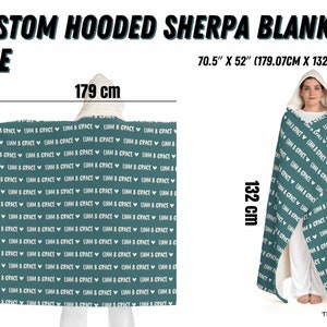 K&ouml;nnte beinhalten: Eine tealblaue Sherpa-Decke mit Kapuze, auf der der Text "Liam & Grace" in Wei&szlig; auf dem Stoff wiederholt wird. Die Decke ist 70,5 Zoll mal 52 Zoll (179,07 cm mal 132,08 cm) gro&szlig;.