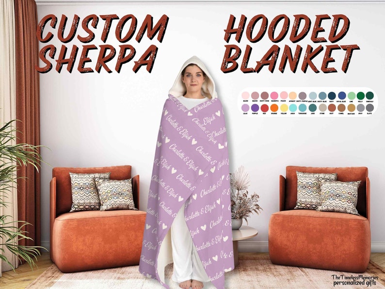 K&ouml;nnte beinhalten: Eine lilafarbene Sherpa-Decke mit Kapuze mit wei&szlig;em Text, der "Charlotte & Elijah" wiederholt &uuml;ber die gesamte Decke verteilt ist. Die Decke ist &uuml;ber einer Person drapiert, die ein wei&szlig;es Hemd und Jeans tr&auml;gt. Der Text "Custom Sherpa" und "Hooded Blanket" ist oben im Bild zu sehen.