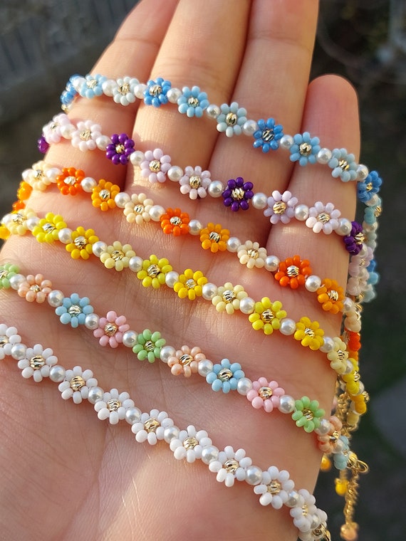 手作りのデイジーチェーンブレスレット：カラフルなシードビーズ