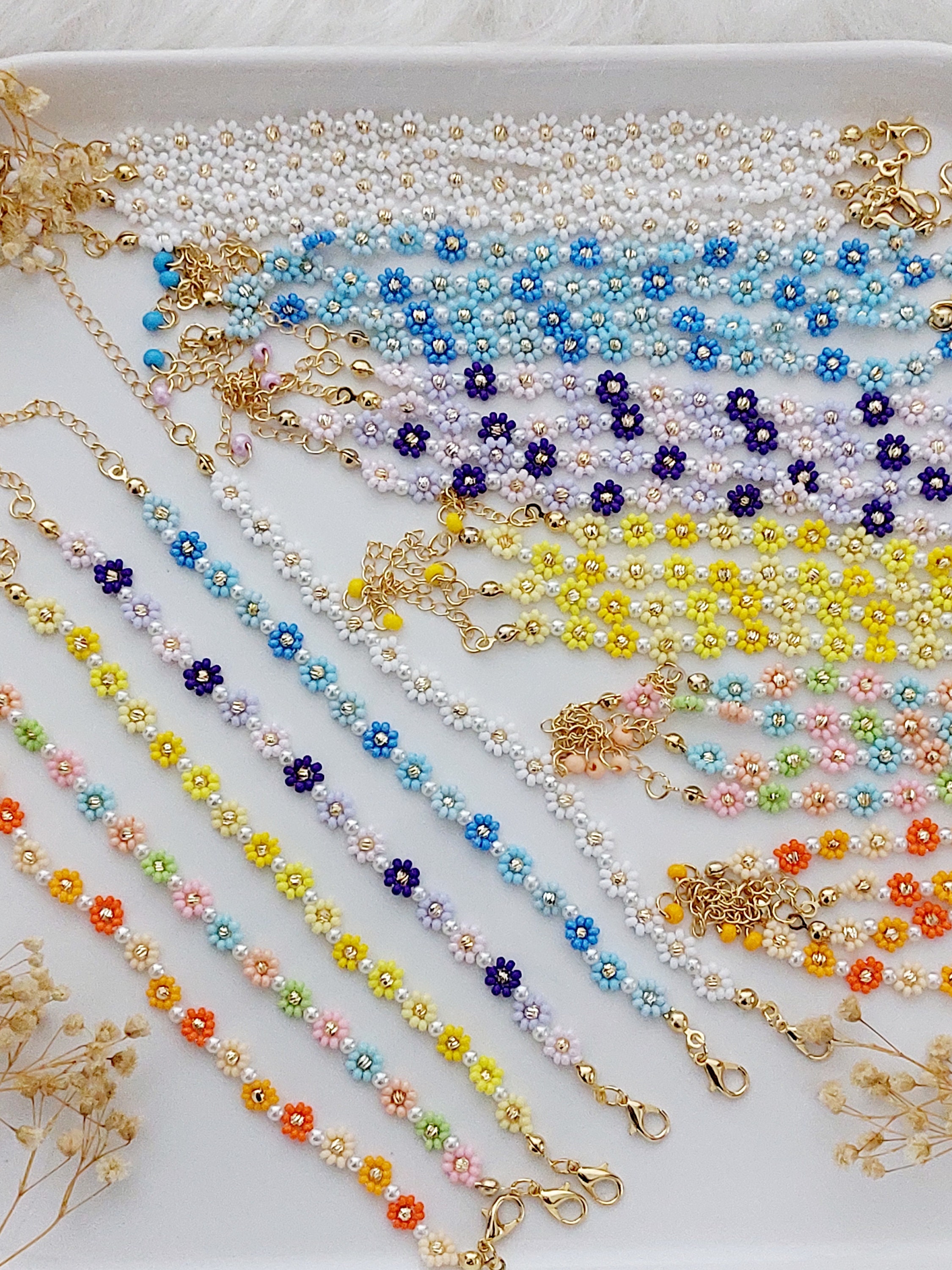 手作りデイジーチェーンブレスレット：カラフルなシードビーズフラワー