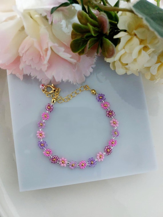 ハンドメイドデイジーシードビーズブレスレット：キラキラ輝く花の