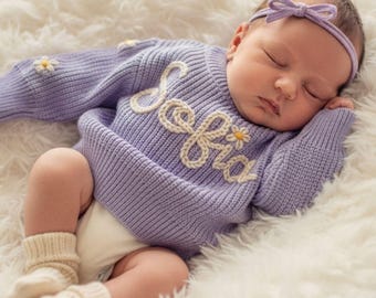 パーソナライズされた手刺繍のベビーガールセーター：モノグラム入り新生児ギフト