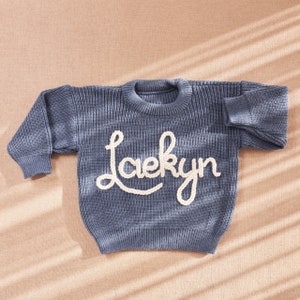 Gepersonaliseerde babynaam trui, geborduurd kindersweatshirt, gebreide trui peuter, aangepaste babytrui met naam, op maat gemaakte babycadeaus afbeelding 5