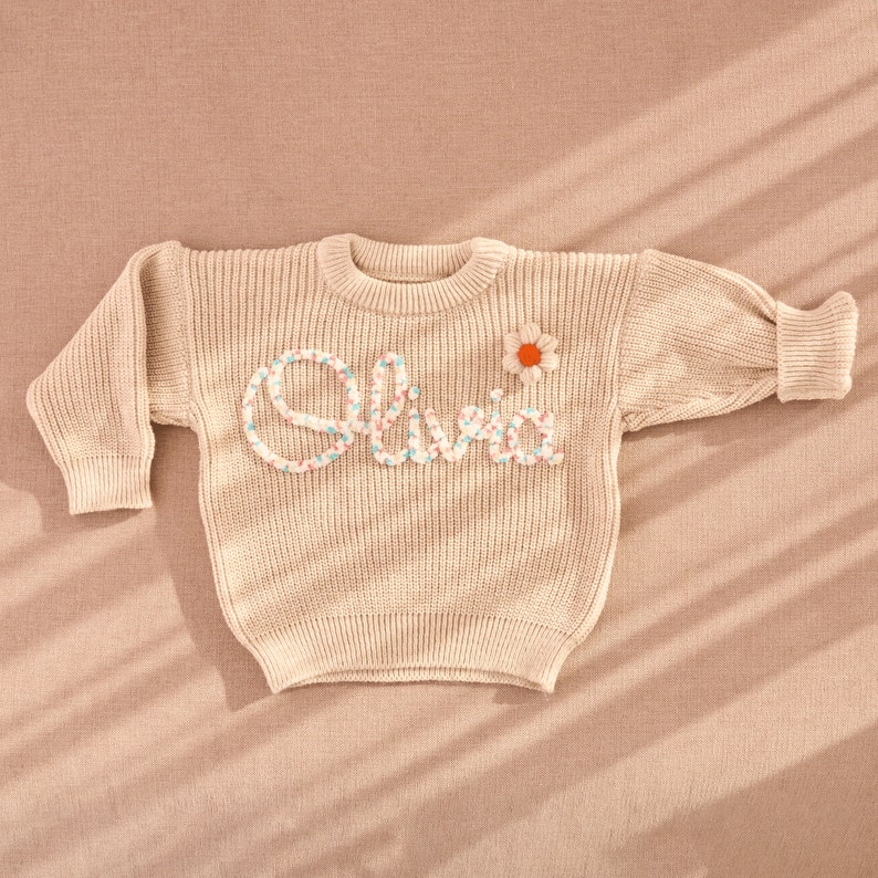 Gepersonaliseerde babynaam trui, geborduurd kindersweatshirt, gebreide trui peuter, aangepaste babytrui met naam, op maat gemaakte babycadeaus afbeelding 4