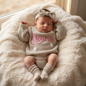 Baby Name Sweater: Custom Embroidered Newborn Sweater bild 2