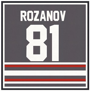 Puede incluir: Un cuadrado gris con el nombre "ROZANOV" en letras blancas en bloque sobre el número "81". Debajo del número hay rayas horizontales rojas, blancas y grises. El diseño está enmarcado por un borde negro.