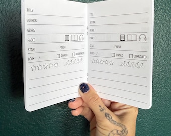 Könnte beinhalten: Ein kleines offenes Notizbuch mit weißen Seiten, bedruckt mit schwarzem Text und Symbolen zur Verfolgung des Lesefortschritts. Das Layout enthält Felder für Titel, Autor, Genre, Seitenzahl, Start- und Enddatum sowie Kästchen für den Status.