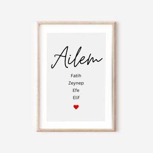 Puede incluir: Una impresión enmarcada con la palabra "Ailem" en escritura cursiva, seguida de los nombres Fatih, Zeynep, Efe y Elif. Un corazón rojo se encuentra en la parte inferior de la impresión.