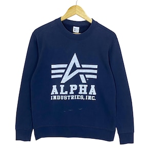 Könnte beinhalten: Ein Set aus drei Keramikbechern mit gesprenkelter, matter Oberfläche. Jeder Becher hat eine andere Farbe: hellblau, creme und grau. Die Becher haben ein schlichtes, modernes Design und einen bequemen Griff.