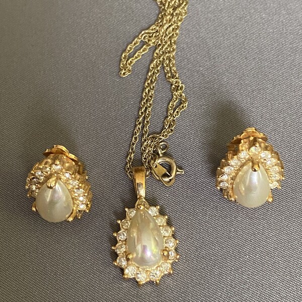 Vintage Romans Rhinestone Crystal & Faux Pearl clip-on earrings and 18" Necklace SET 1973