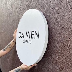 Sinal de parede redondo de um lado - Sinal de texto redondo montado na parede - Sinal de boas-vindas redondo - Sinal de logotipo personalizado - Sinal de lobby redondo - Sinal de café personalizado