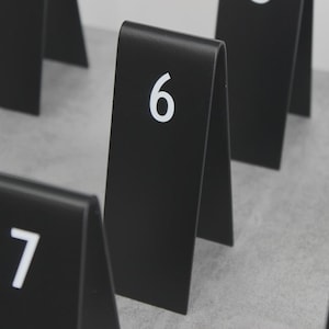 Benutzerdefinierte Metall Tischnummer Ständer - QR-Code Menü Halter für Restaurant Cafe - Modernes minimalistisches Tischschild - Reserviert Schild - Event Tischständer
