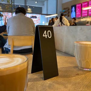 Soporte para números de mesa de restaurante - Letrero metálico personalizado con código QR de doble cara - Letrero minimalista moderno para mesa - Letreros reservados - Decoración de mesas para eventos