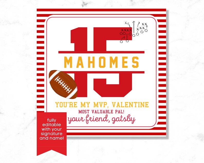 以下が含まれることがあります： 赤と白のストライプのカードに、赤い数字の15と黄色の文字で「MAHOMES」と書かれています。カードにはフットボールのグラフィックと「YOU'RE MY MVP, VALENTINE MOST VALUABLE PAL! your friend, gatsby」というテキストがあります。
