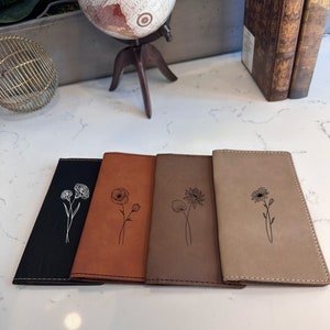 Cubierta de chequera grabada con flor de nacimiento, cubierta de chequera personalizada grabada con elección de texto o diseño de monograma, fuente de nuestra selección