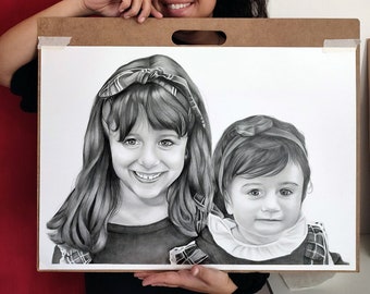 Retrato hecho a mano de niños a partir de una foto.