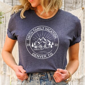 Camisa combinando para a família - Camisa de caminhada para viagem em família 2023 - Camisa de acampamento familiar personalizada - Camisas combinando para férias em família - Camisa de família de aventura 2023