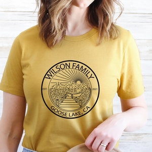 湖畔生活シャツ、湖畔休暇パーソナライズシャツ、ファミリーキャンプTシャツ、家族再会Tシャツ、パーソナライズキャンプシャツ、湖畔生活シャツ
