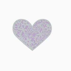Könnte beinhalten: Ein herzförmiges Design mit floralem Muster. Das Herz ist helllila mit einem weißen Blumenmuster. Der Hintergrund ist weiß. Das Design eignet sich für Valentinstag oder andere romantische Anlässe.