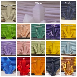 Puede incluir: Una colecci&oacute;n de esculturas de cristal impresas en 3D en varios colores, incluyendo blanco, azul marino, caqui claro, verde lima, rosa mate, verde bosque, morado, amarillo sol, lavanda, rosa sakura, verde menta, amarillo, azul hielo, azul, rojo, naranja brillante, negro y oro seda.