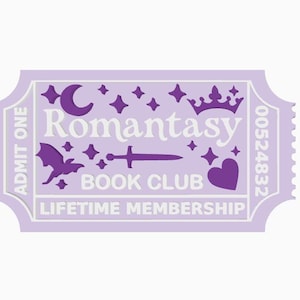 Pode incluir: Um bilhete lilás claro com as palavras "Romantasy Book Club" e "Lifetime Membership". O bilhete apresenta um morcego, uma espada, um coração, estrelas, uma lua e uma coroa em roxo escuro. O bilhete diz "Admite um" e tem um número de série.