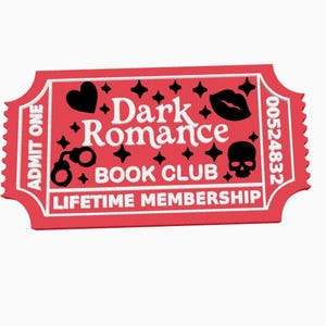 Peut inclure: Un billet rouge avec du texte blanc et des éléments graphiques noirs. Le billet indique "Dark Romance Book Club" et "Lifetime Membership". Les graphiques incluent un cœur, des lèvres, des menottes, des étoiles et une tête de mort. Le billet a un bord dentelé et le numéro 00524832.