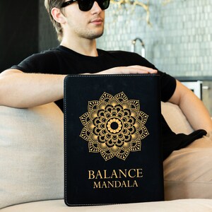 Mandala Nombre personalizado Cremallera Cartera Cartera de diario de sueños personalizada Grabado en cuero espiritual mágico Bendición de meditación personalizada