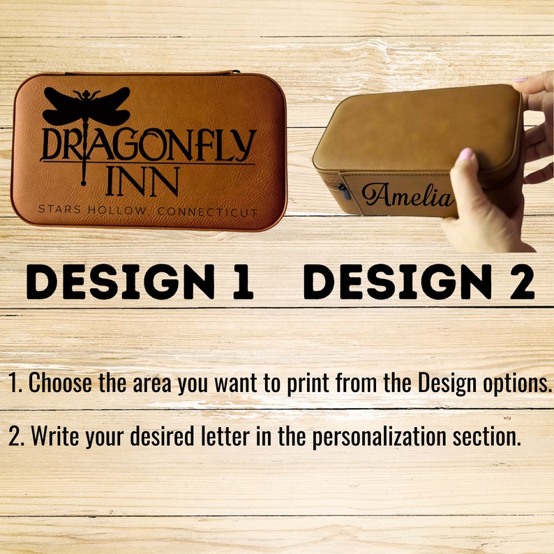 Op de afbeelding: Twee ontwerpen voor een gepersonaliseerde juwelendoos. Het eerste ontwerp heeft een libellenmotief en de tekst "DRAGONFLY INN STARS HOLLOW, CONNECTICUT". Het tweede ontwerp toont de naam "Amelia" op de doos.