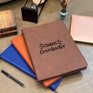 Portafolio de cuero del Coordinador del Caos, Portafolio recargable de regalos para maestros, La enseñanza es mi cartera de pasión con cremallera, Regalo del Día del Maestro