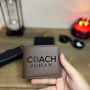 Billetera grabada de cuero con nombre de entrenador personalizado, billetera de entrenador de béisbol personalizada, billetera de cuero única, regalo para entrenadores, billetera minimalista