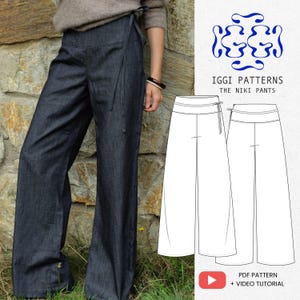 Puede incluir: Pantalones de pierna ancha de color mezclilla oscura con detalle de cintura envolvente. Los pantalones se muestran en una persona de pie frente a una pared de piedra. La imagen también incluye un dibujo lineal de los pantalones y el texto "IGGI PATTERNS THE NIKI PANTS".