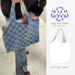 Könnte beinhalten: Eine blaue und weiße karierte Tragetasche mit einem weißen Henkel. Die Tasche ist aus Jeansstoff und hat ein schlichtes Design. Die Tasche wird von einer Person getragen, die eine blaue Jeans trägt. Das Bild zeigt auch eine Strichzeichnung der Tasche mit dem Text "IGGI PATTERNS THE MALIN BAG PDF PATTERN + MANUAL".